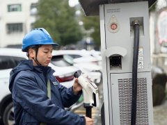 步履坚定地穿梭在村落之间