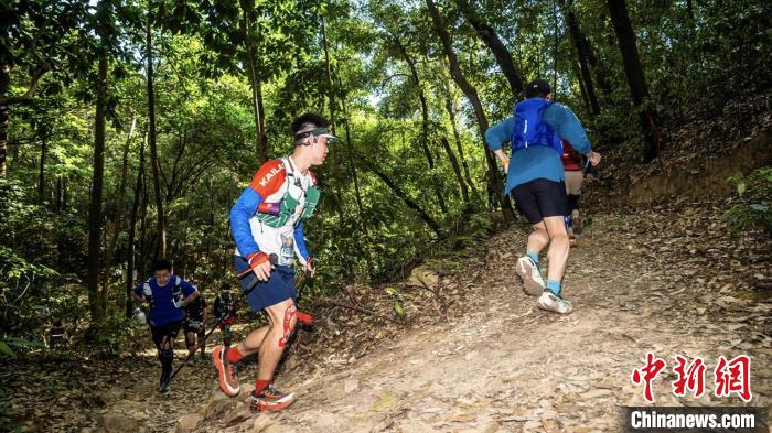 3600名海内外选手齐聚广州参加广州100越野赛，感