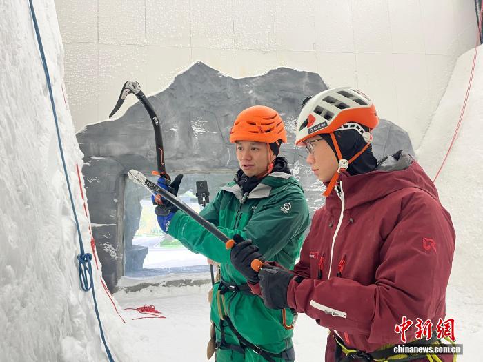 探访中国首家室内攀冰馆：打破季节限制，连接