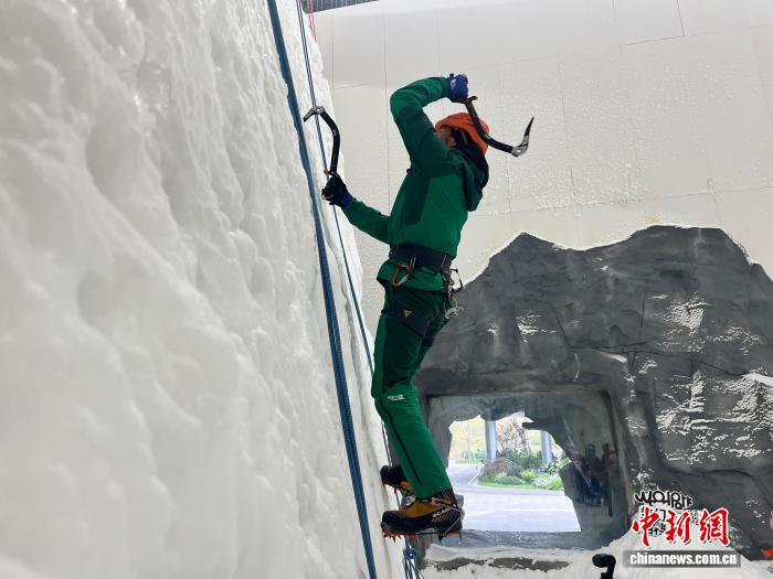 探访中国首家室内攀冰馆：打破季节限制，连接