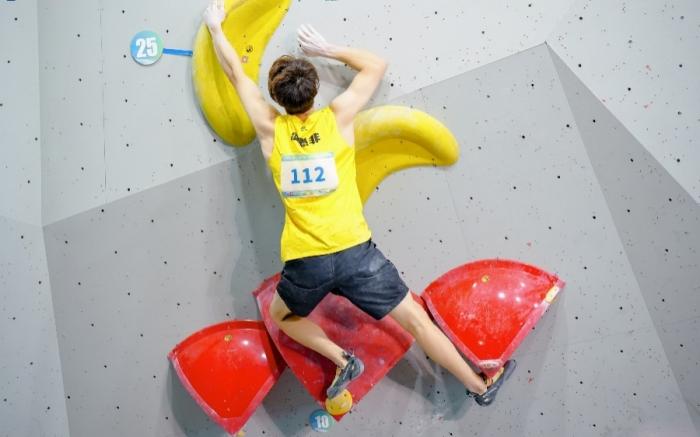 全国攀岩锦标赛重庆开赛 奥运冠军与年轻选手同