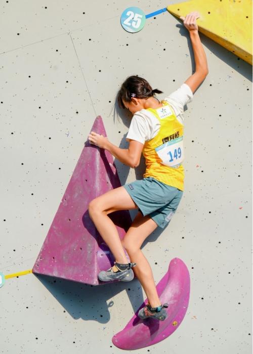全国攀岩锦标赛重庆开赛 奥运冠军与年轻选手同