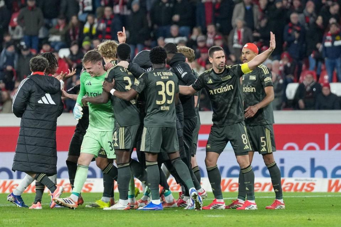 拜仁门将危机下迎战柏林联合 安联球场上演复仇