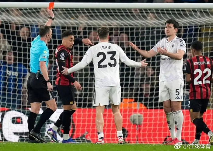 曼联客场平伯恩茅斯 裁判双标引球迷怒斥