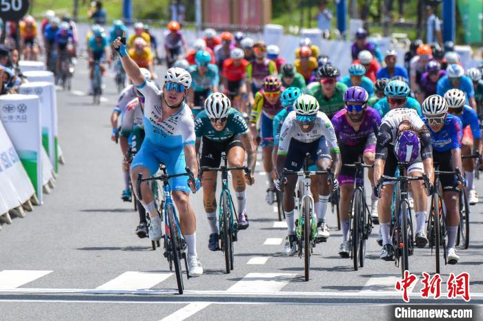 环岛赛第二赛段：拉斯·马丁夺冠，黄衫与绿衫易