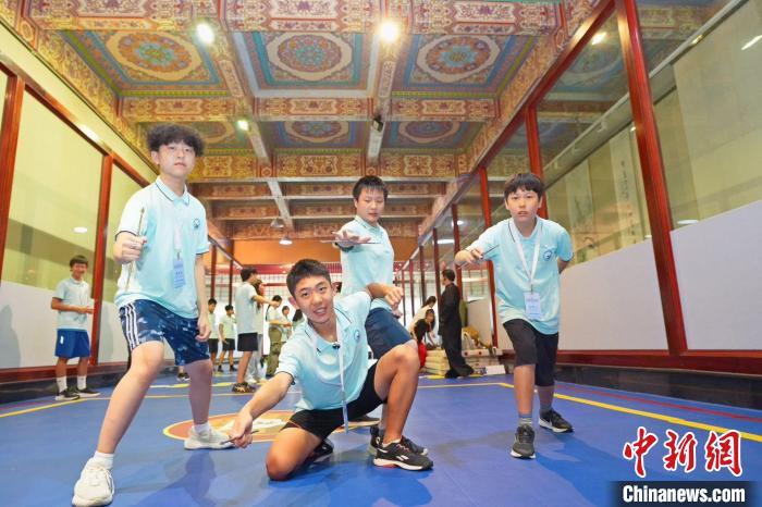 美国华裔青少年峨眉山习武 以武会友感受中华武