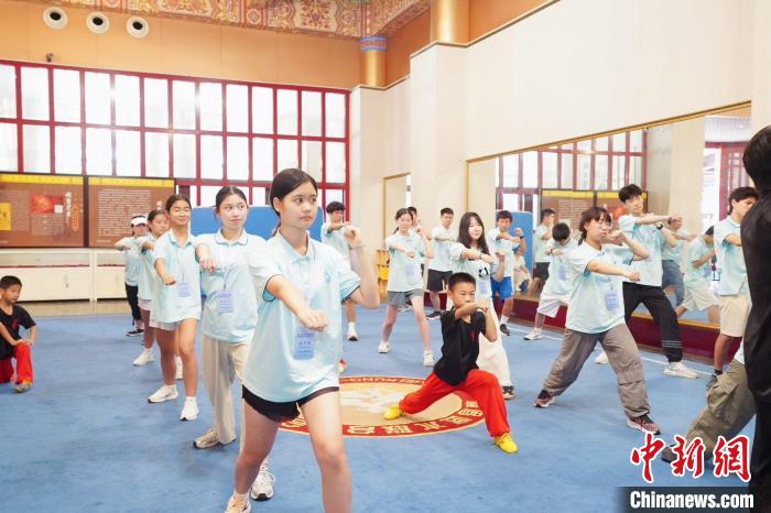 美国华裔青少年峨眉山习武 以武会友感受中华武